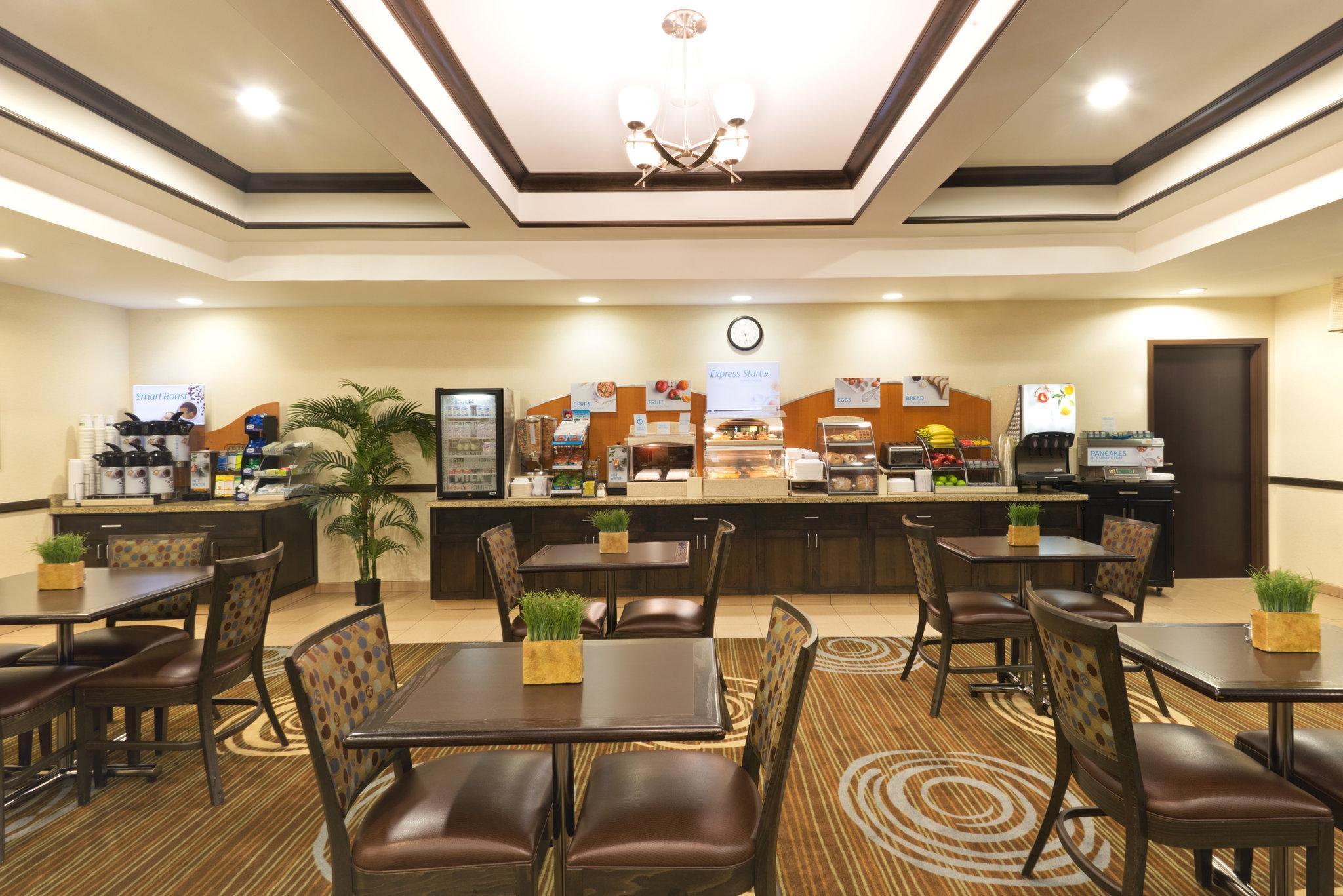 Holiday Inn Express Richfield By Ihg Exterior photo
